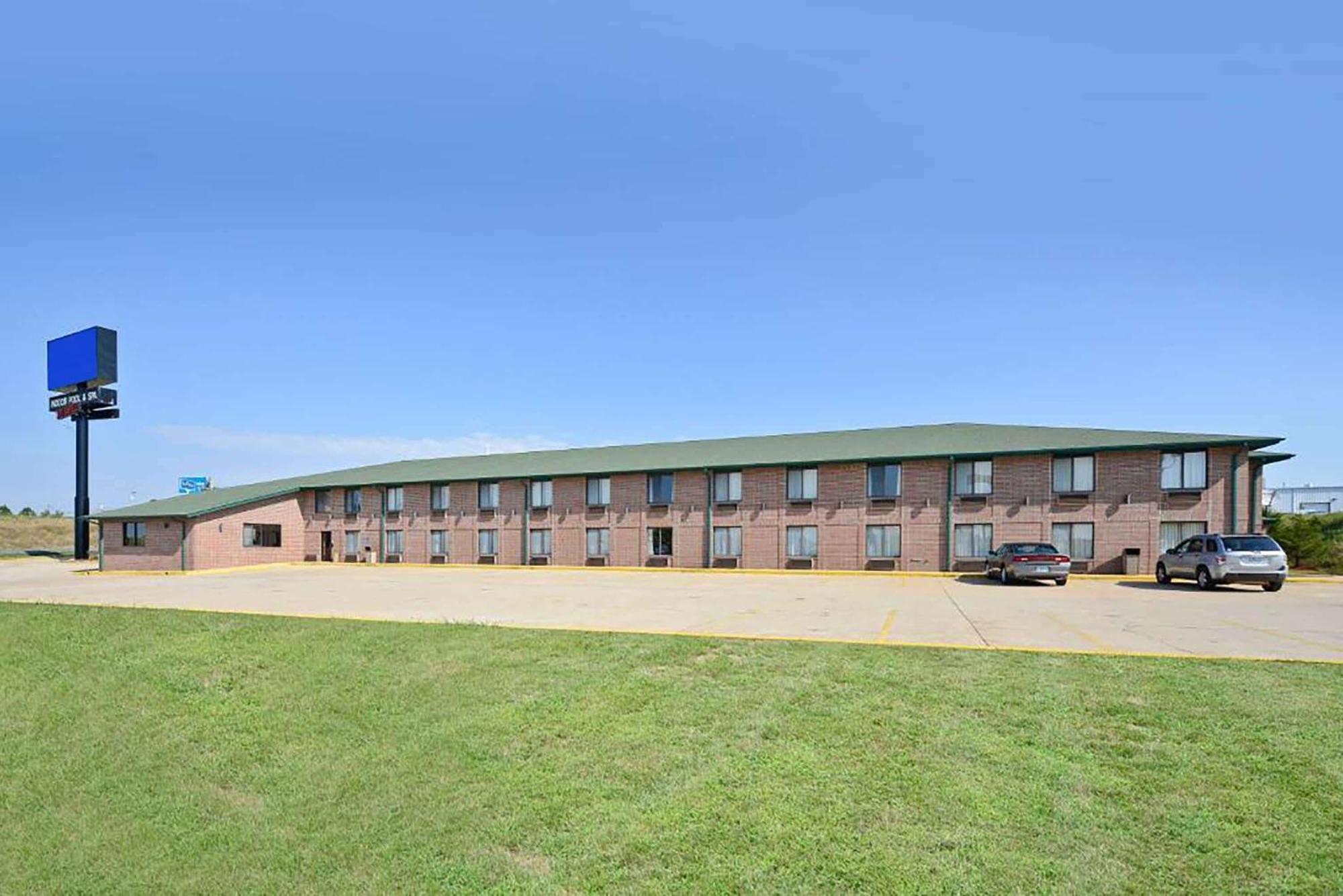 Days Inn By Wyndham Ozark Springfield Exterior photo